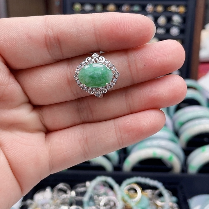 翡翠手镯未镶嵌翡翠