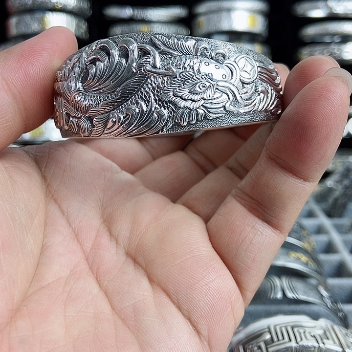 无足银建****司龙鱼银手镯