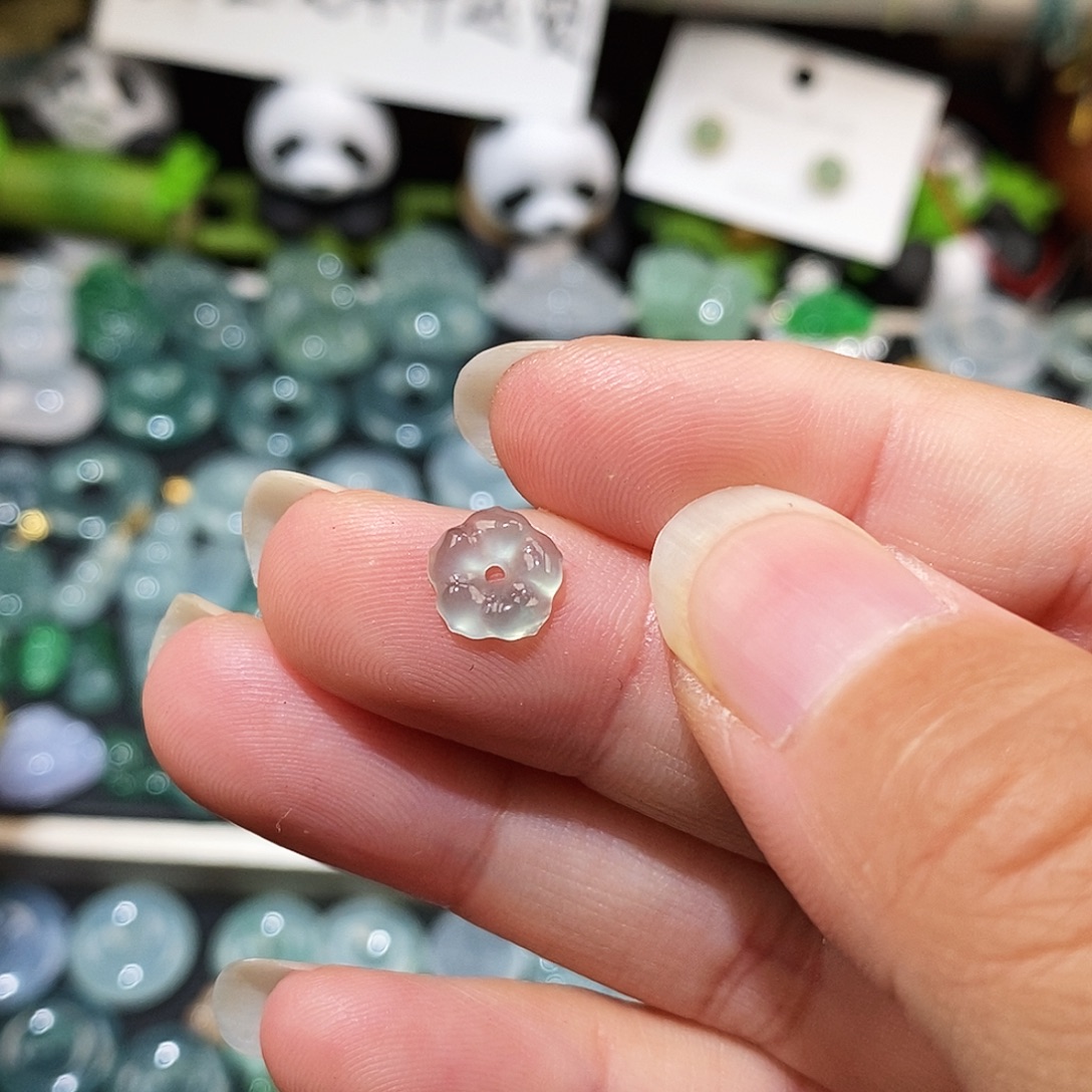 兔****翡翠未镶嵌颈饰高冰小花卡7.9