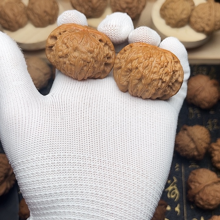 文玩核桃吊坠闷白尖部微修