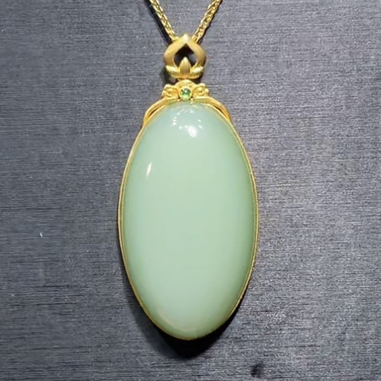 和田玉俄料碧玉鸭蛋青起荧光粉青吊坠18k金镶嵌