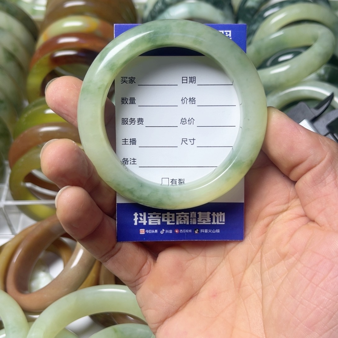 透闪石-蛇纹石玉手镯未镶嵌重****?