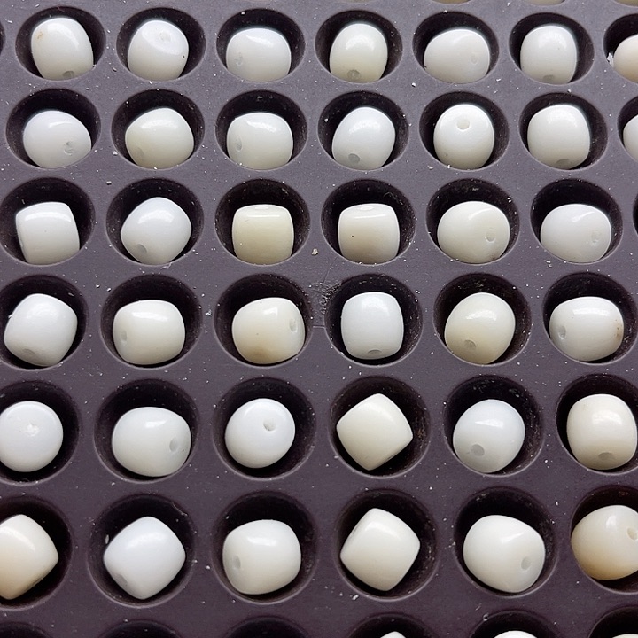 白玉菩提吊坠微瑕8/9白玉直切50卡灯牌宠70