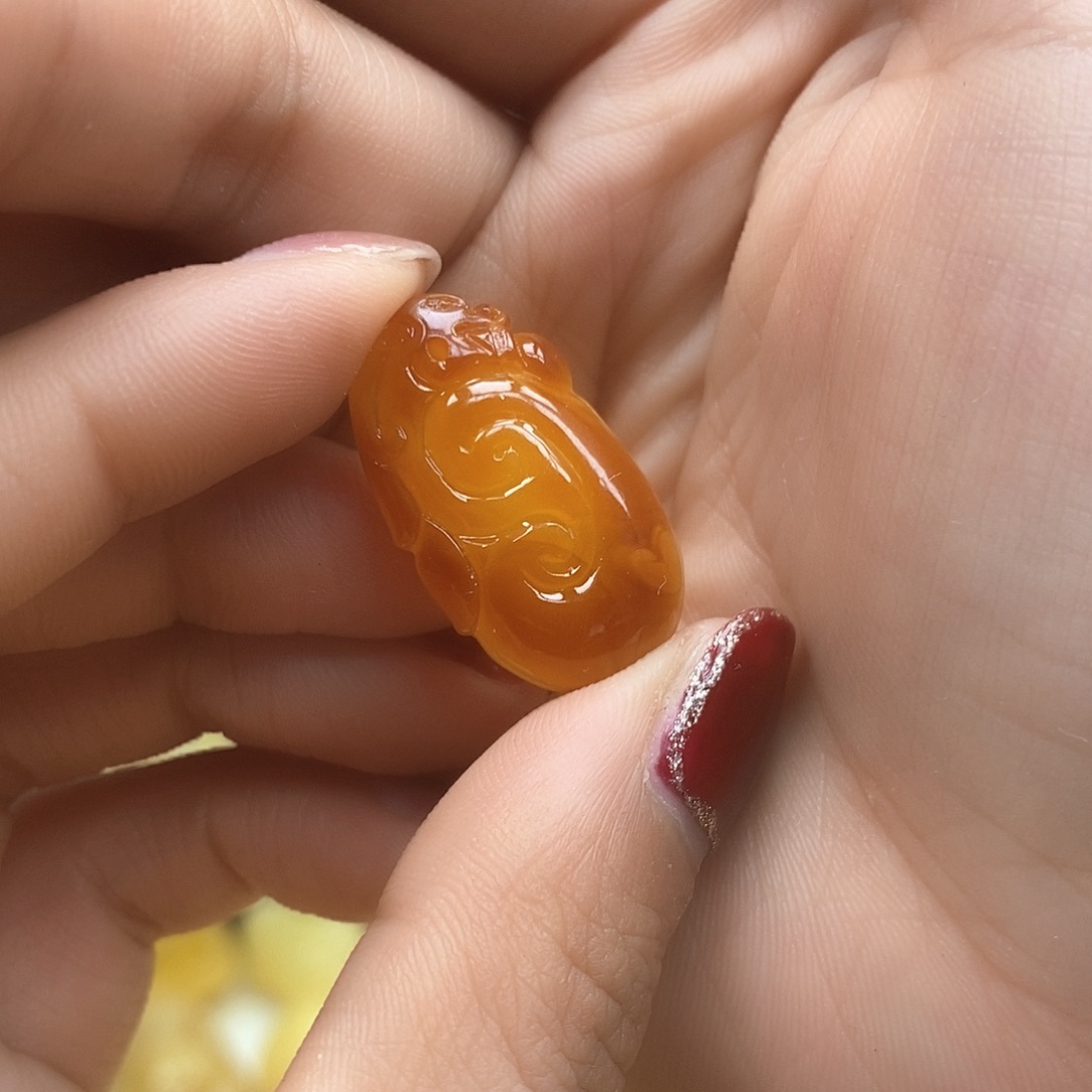 琥珀裸石未镶嵌……