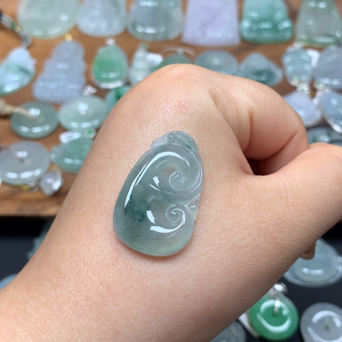 翡翠未镶嵌颈饰风****霞如意