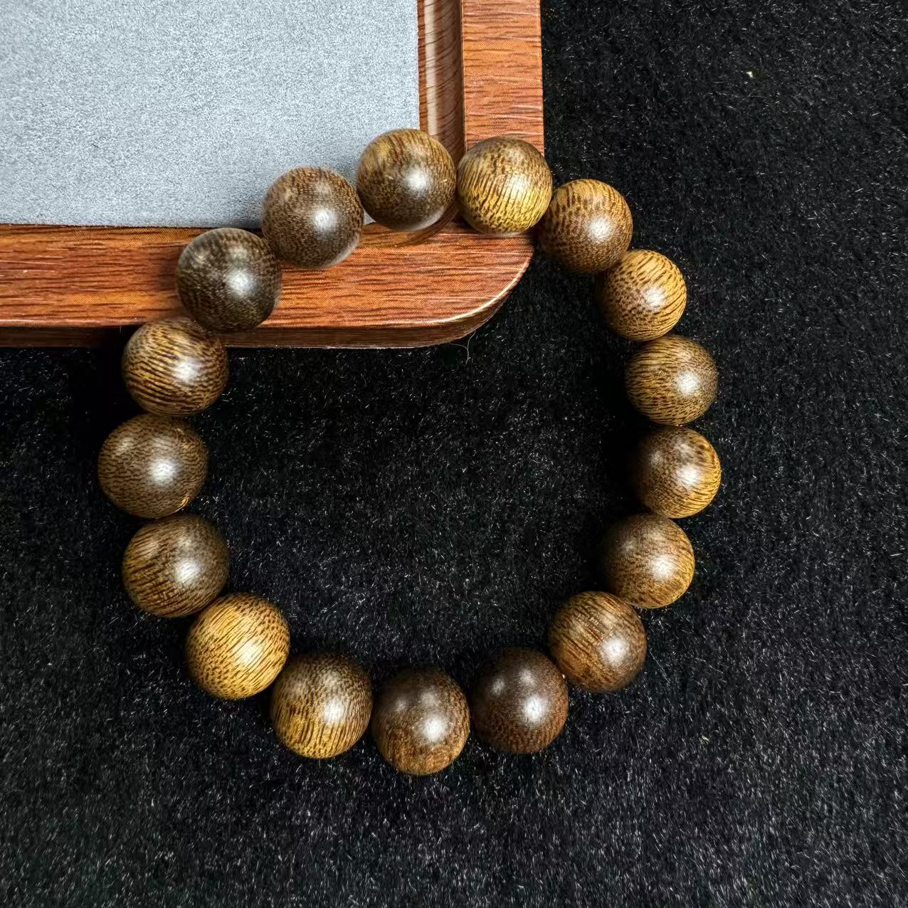 越南歪白沉香木作手串12mm手串多样性发一A005