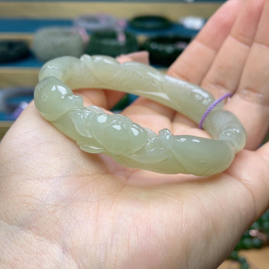 和田玉手镯57圈口。编号75未镶嵌