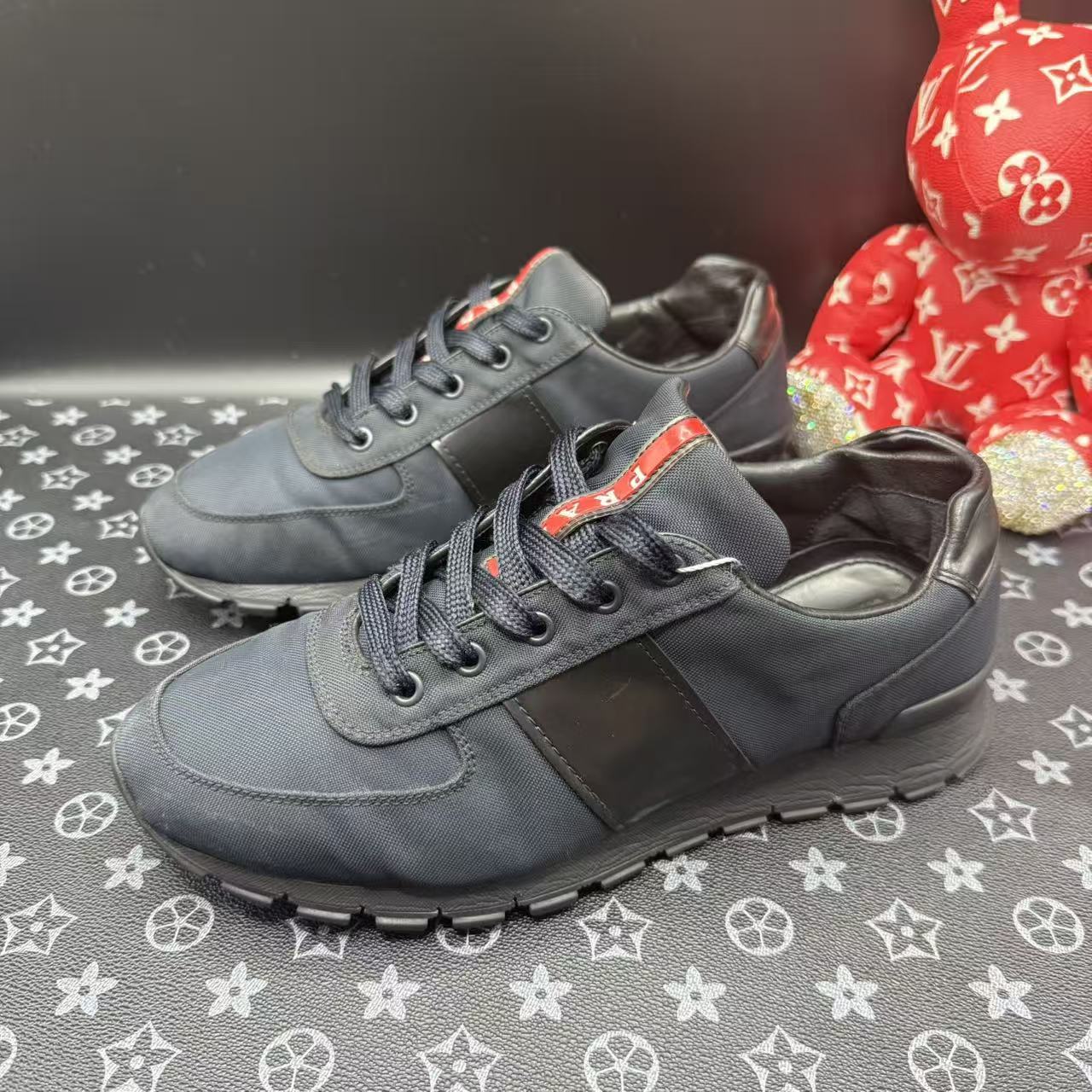 95新 Prada/普拉达 男士黑蓝色红标布面运动鞋40欧码 ddm3330