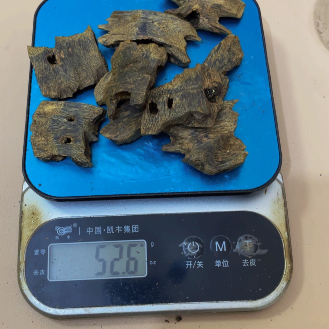 沉香木摆件风*?海南透顶绿高油块料50克