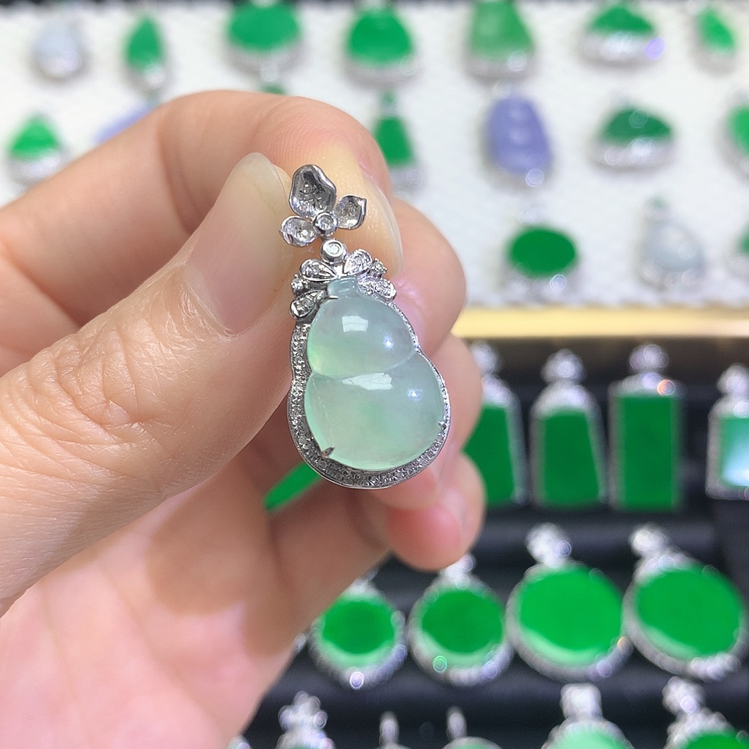 颈饰18K金镶嵌翡翠吊坠