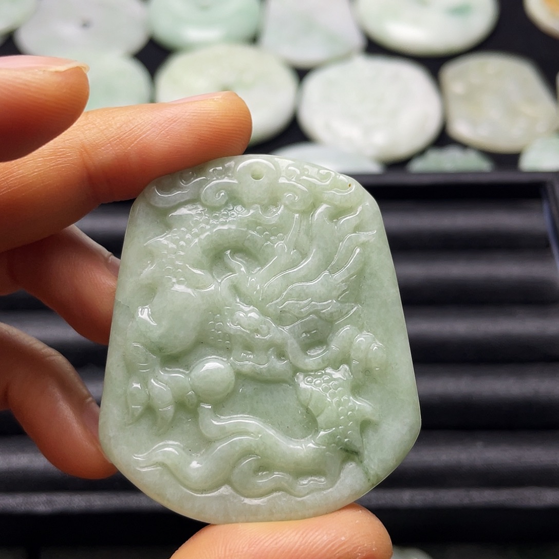 翡翠未镶嵌颈饰龙牌