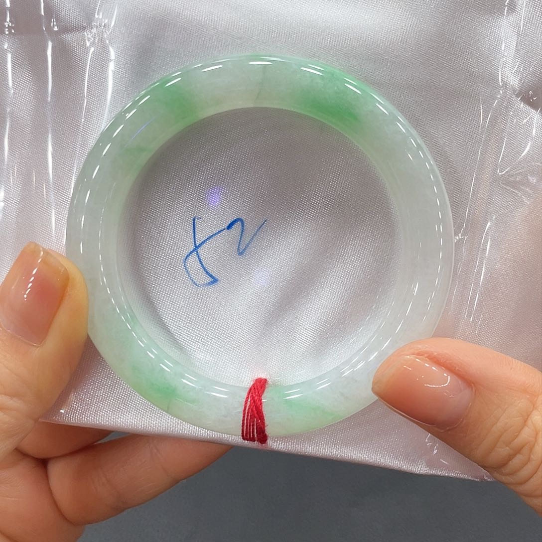 翡翠手镯未镶嵌翡翠手镯