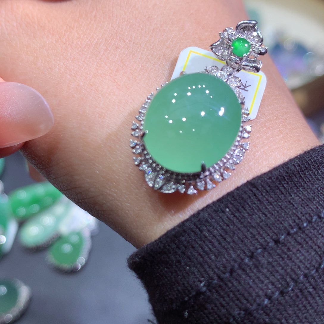 翡翠吊坠(赠链)18K金镶嵌