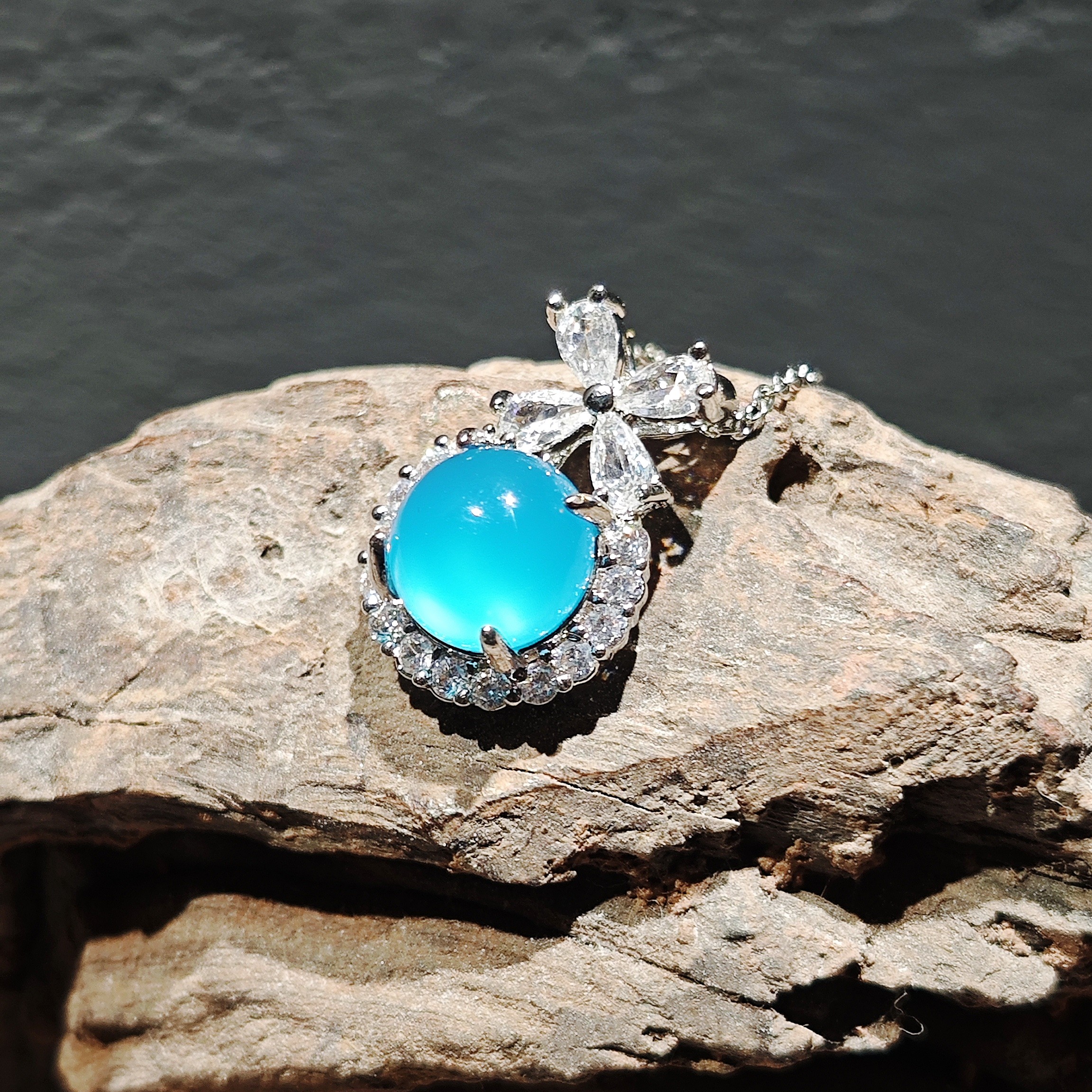 坠链白色精致时尚镶嵌珠宝金镶钻灵动轻奢