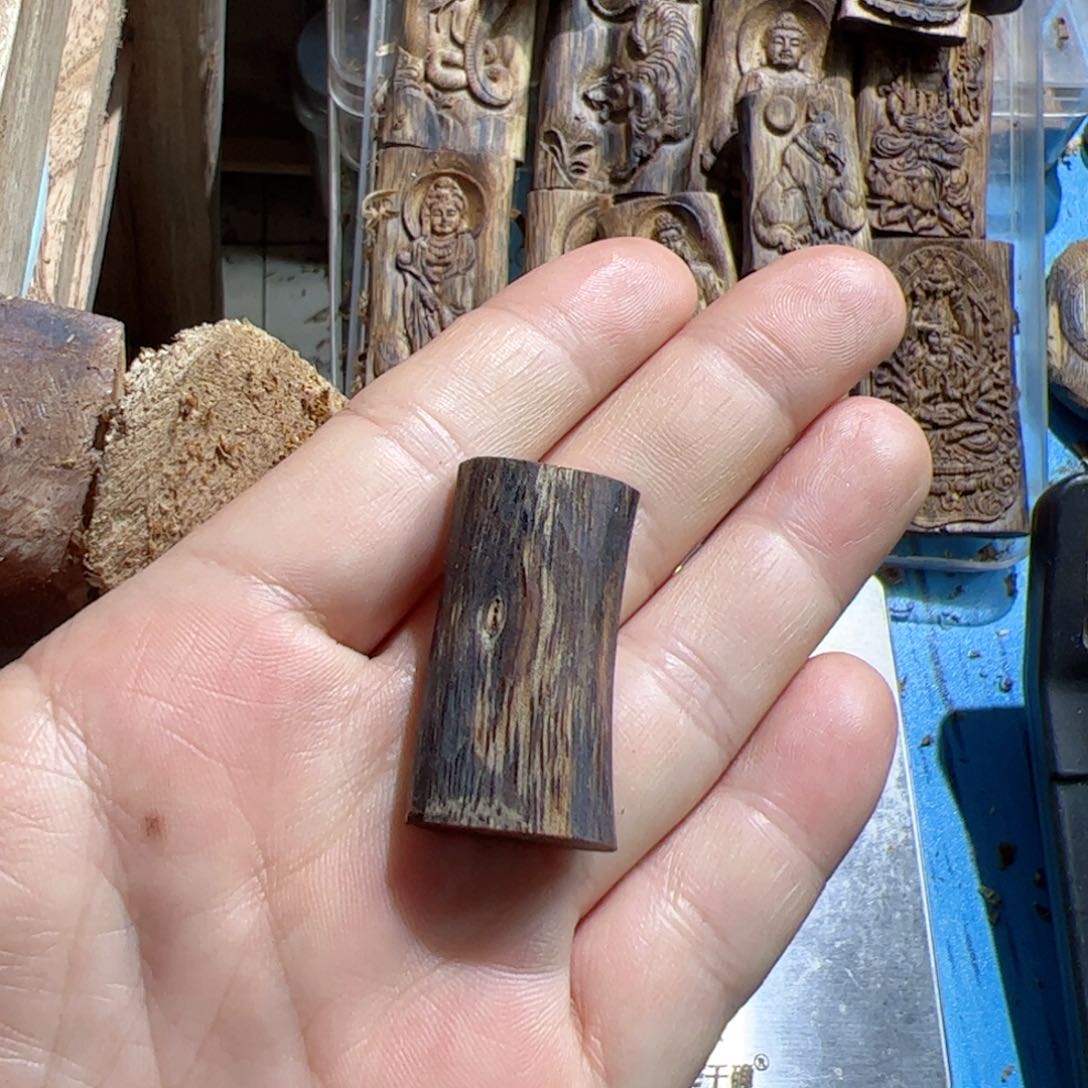 沉香吊坠加*们乌身素牌4.8克