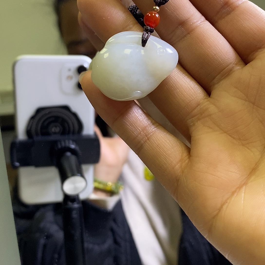 岫玉未镶嵌颈饰兔子