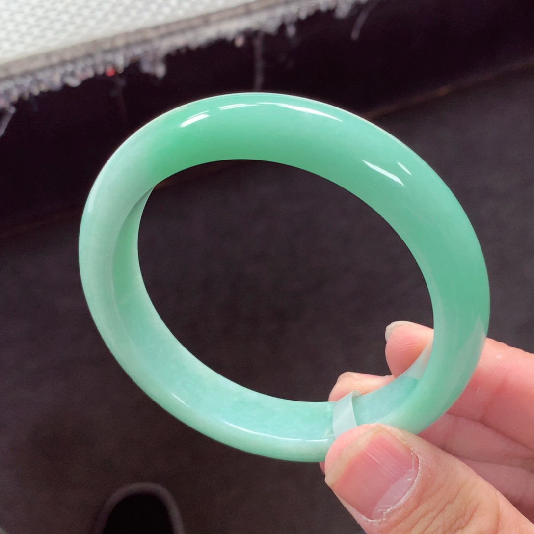 翡翠手镯未镶嵌缅甸