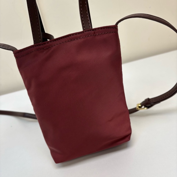 37589 韩版吉狗家，酒红色织物斜背手提包，尺寸：20x15cm