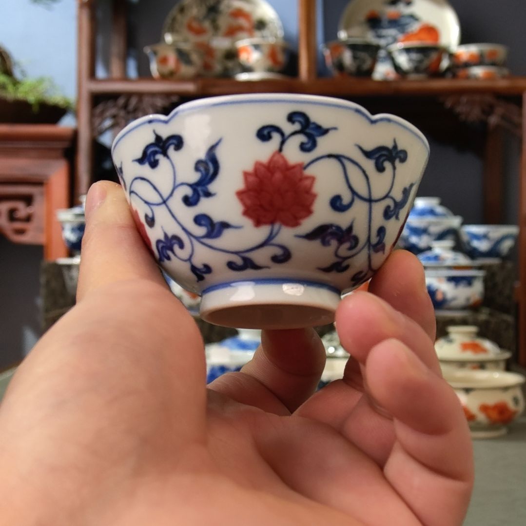 葵口青花釉里红缠枝莲