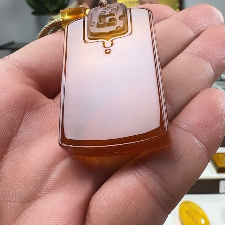 琥珀未镶嵌颈饰仿古龙牌