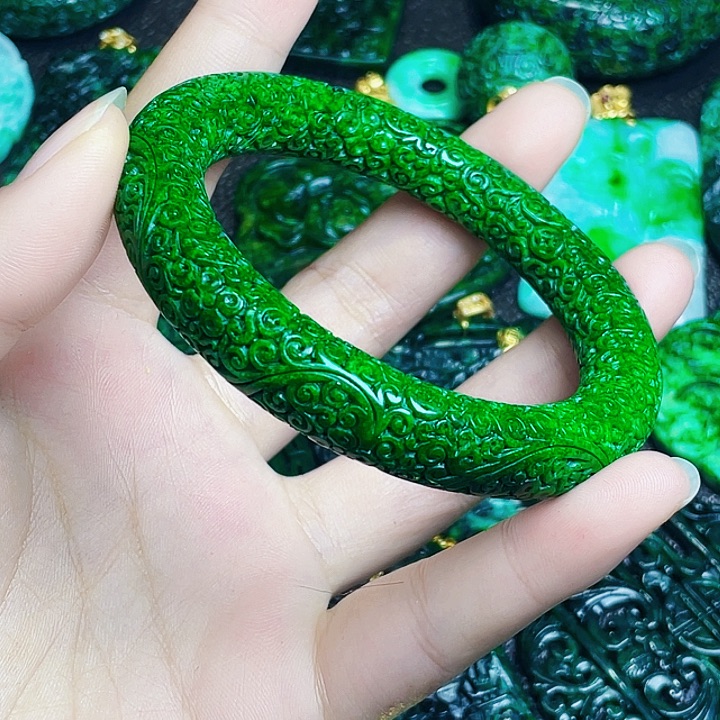 翡翠未镶嵌颈饰多样性59.3