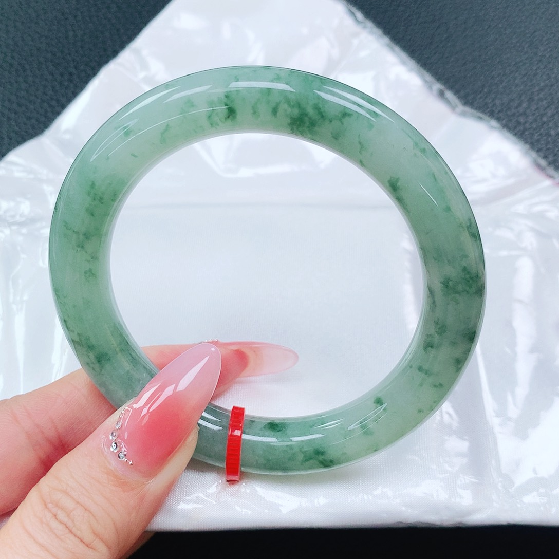 翡翠手镯未镶嵌54圈