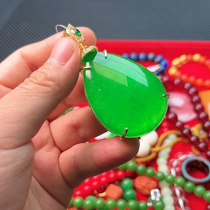 翡翠颈饰未镶嵌啊啊