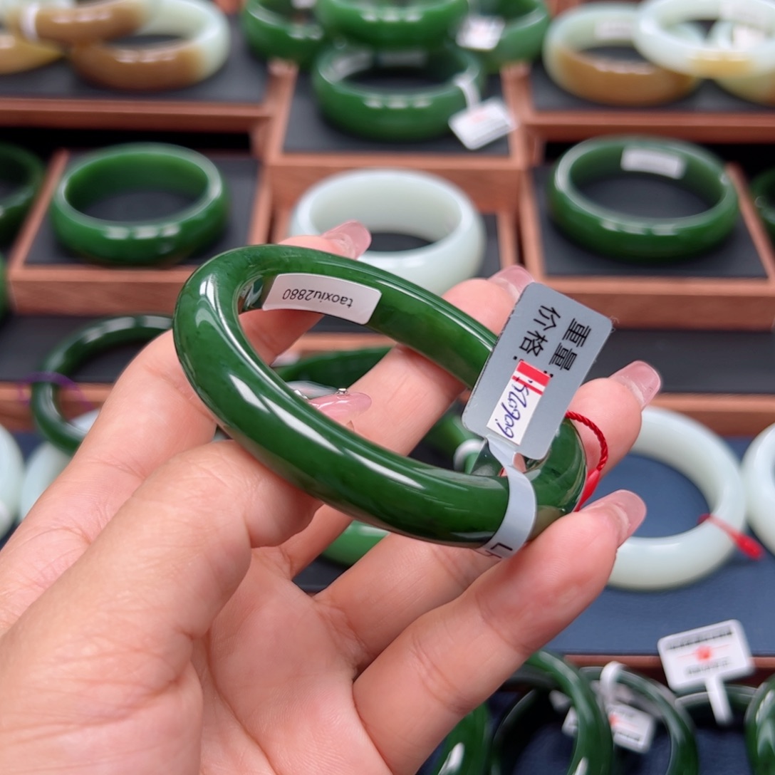 未镶嵌手镯和田玉（碧玉）R**冉