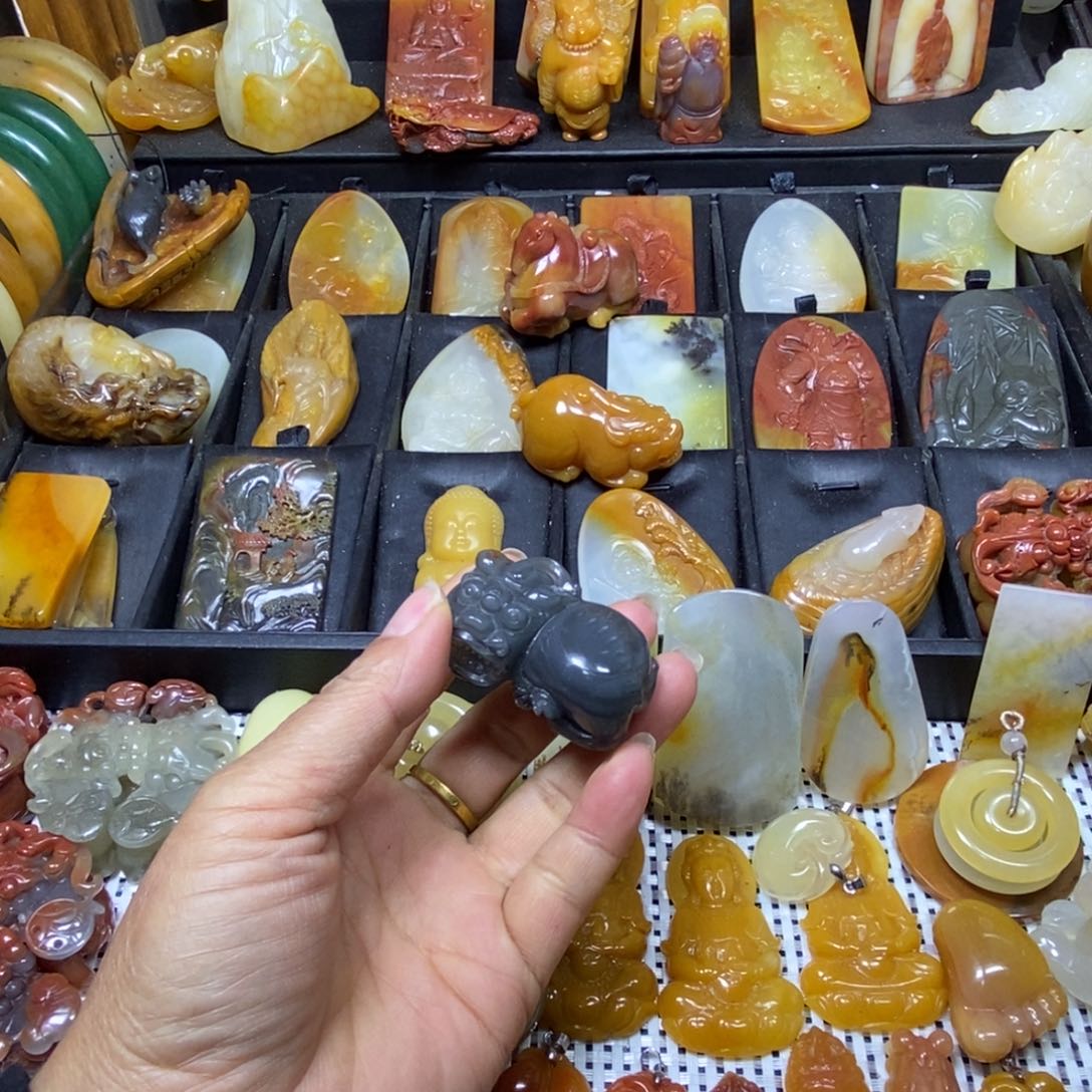 石英质玉（黄龙玉）颈饰未镶嵌