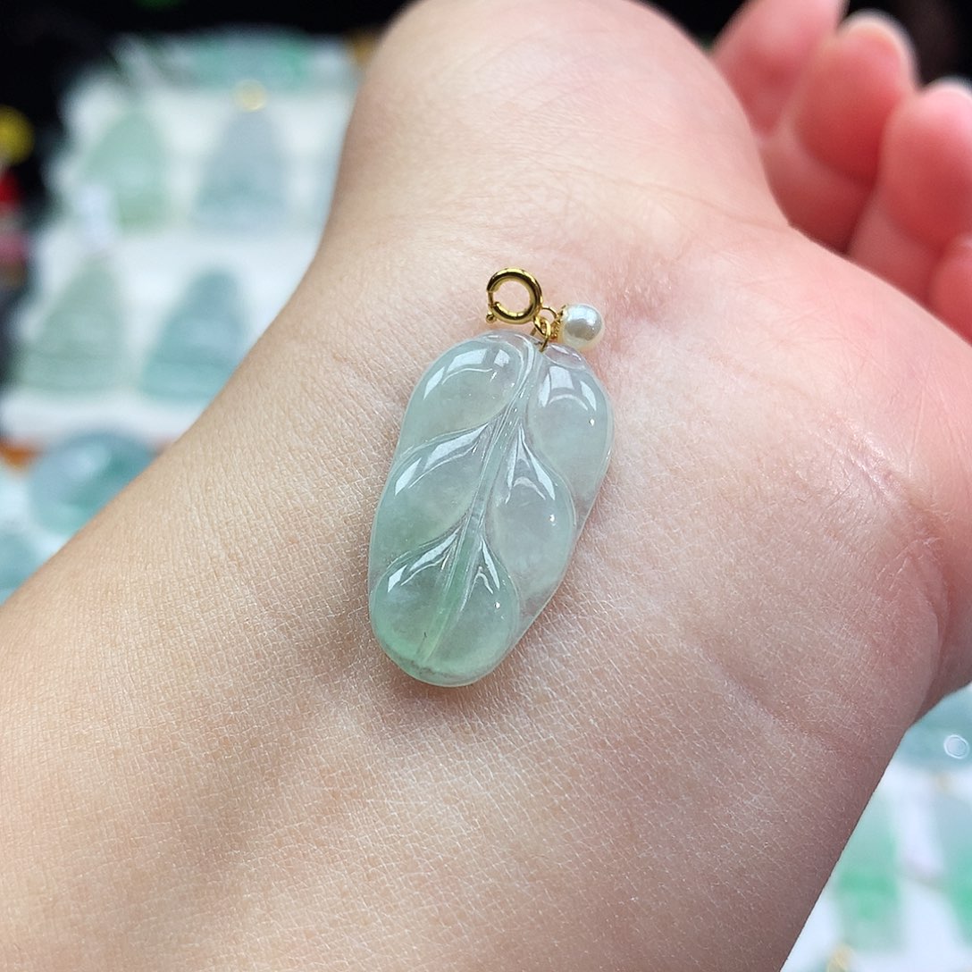 翡翠颈饰18K金镶嵌金枝玉叶