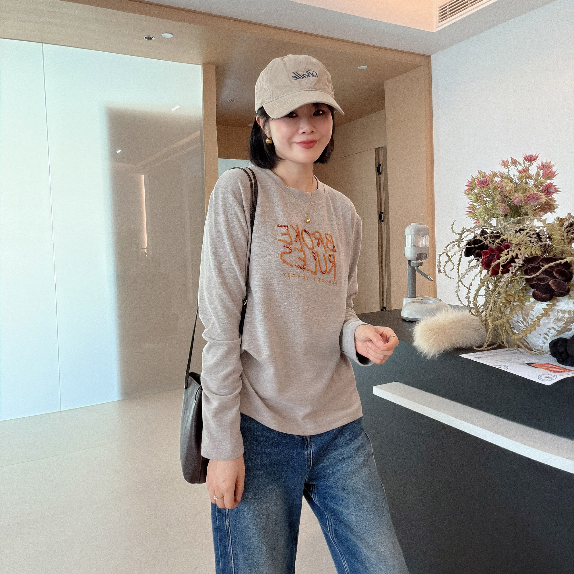 韩系字母宽松时尚圆领字母刺绣钉珠长袖T恤