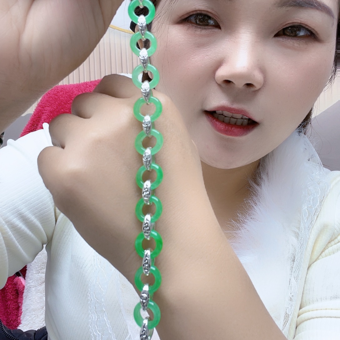 翡翠未镶嵌颈饰手链