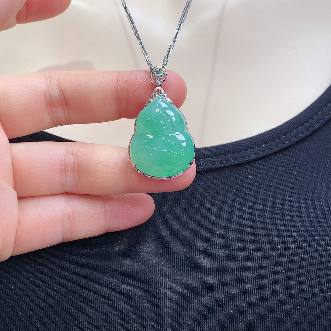 翡翠颈饰18K金镶嵌葫芦
