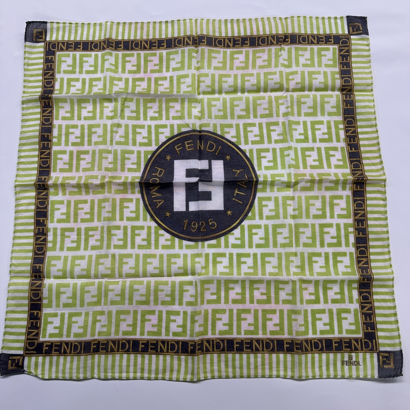 99新 FENDI/芬迪 女士绿色老花+Fendi大字母印花方巾149795