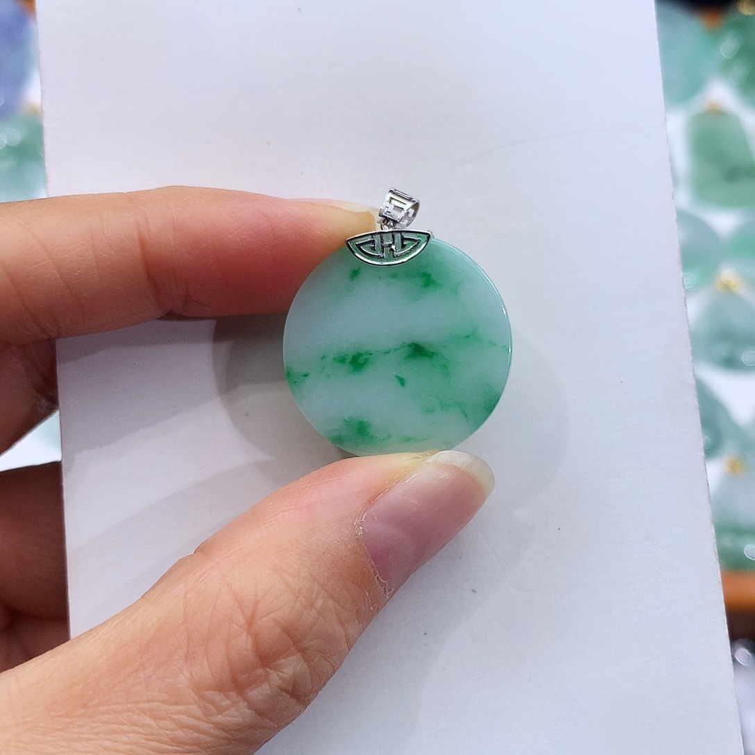 翡翠18K金镶嵌颈饰翡翠吊坠