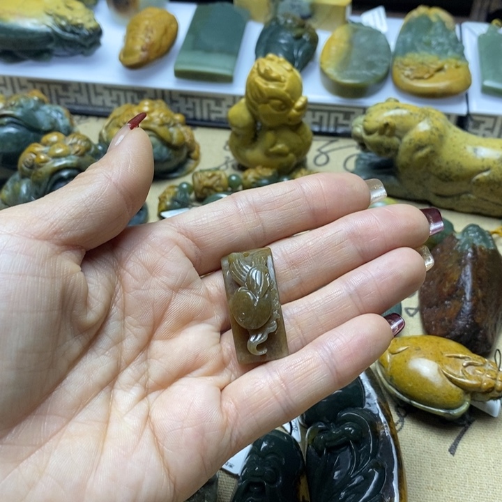 透闪石质玉挂件未镶嵌