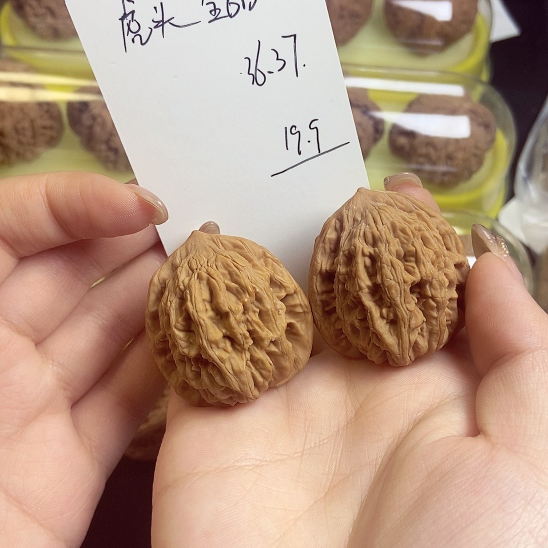 文玩核桃吊坠虎头37.38