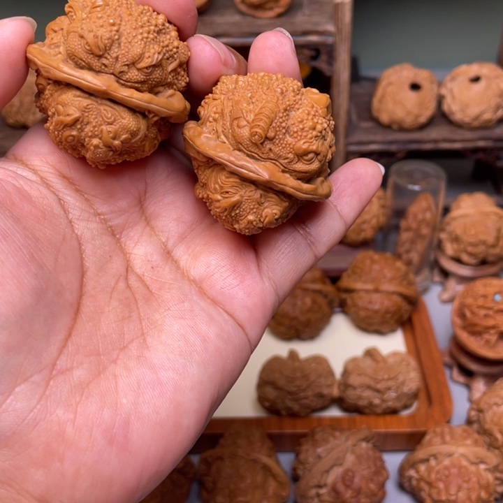 ?****P蛤蟆头雕刻的金蟾