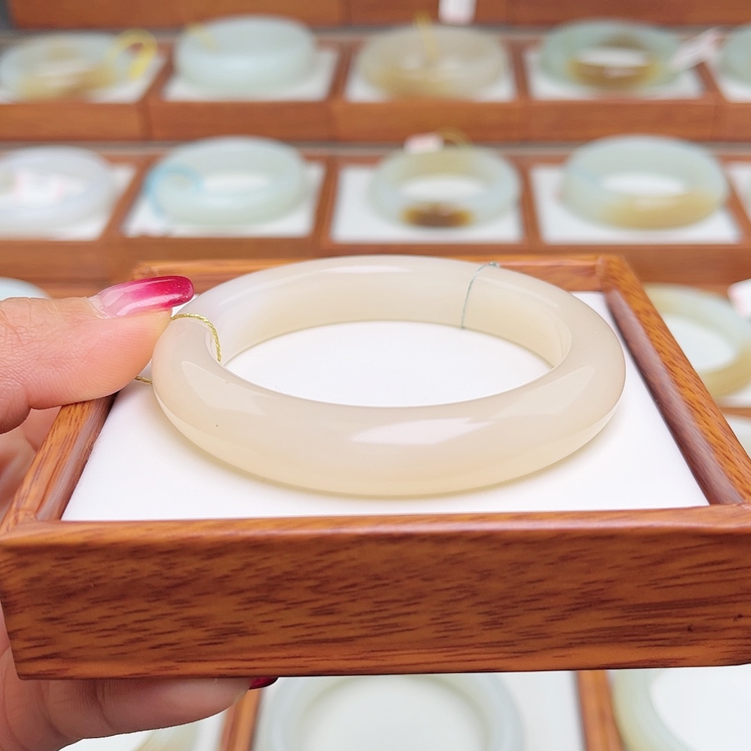 和田玉手镯未镶嵌56.6