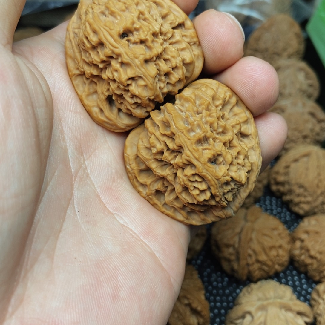 文玩核桃把件40红皮三角南疆石