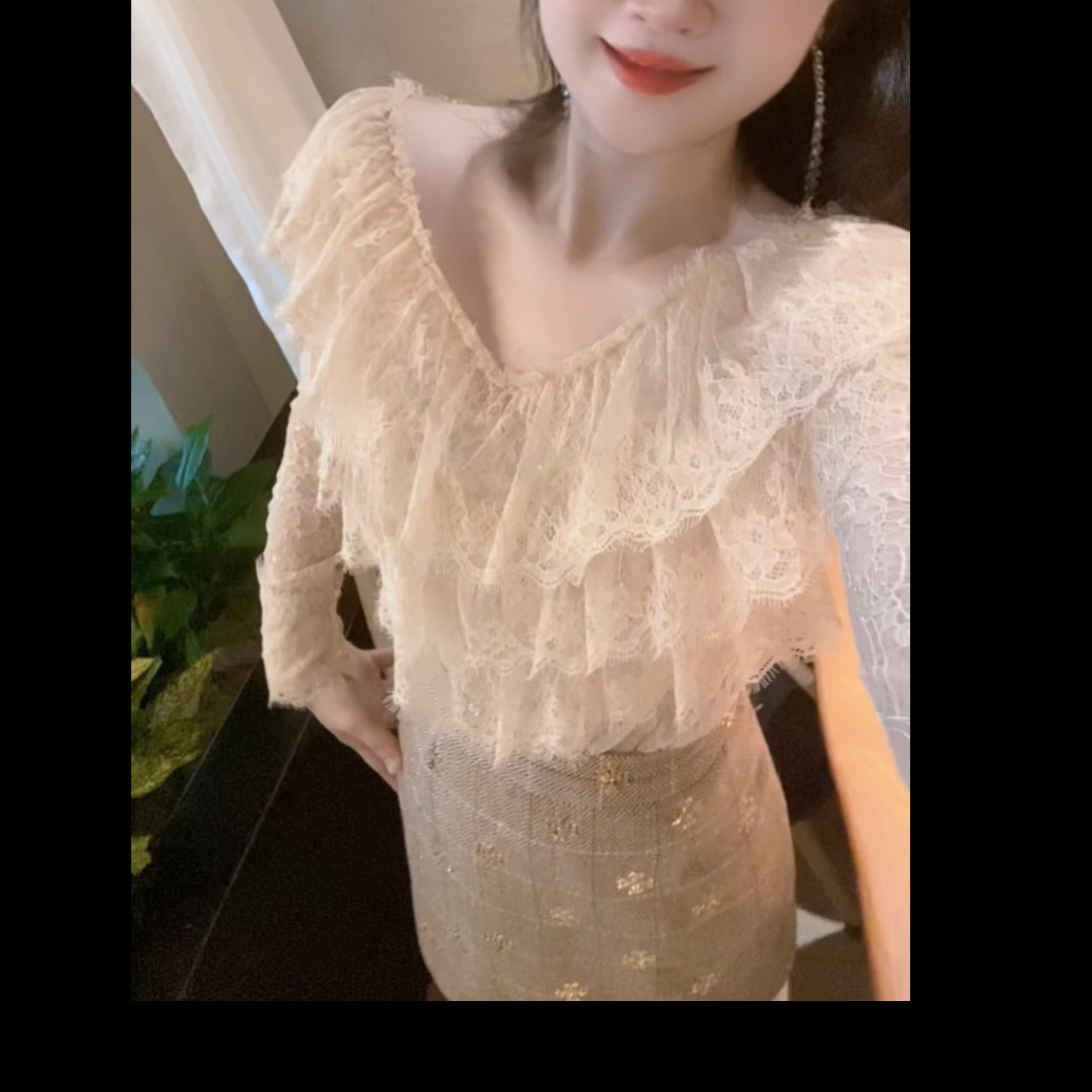 魅鹊 52327 法式小众设计仙女风减龄荷叶边蕾丝小衫