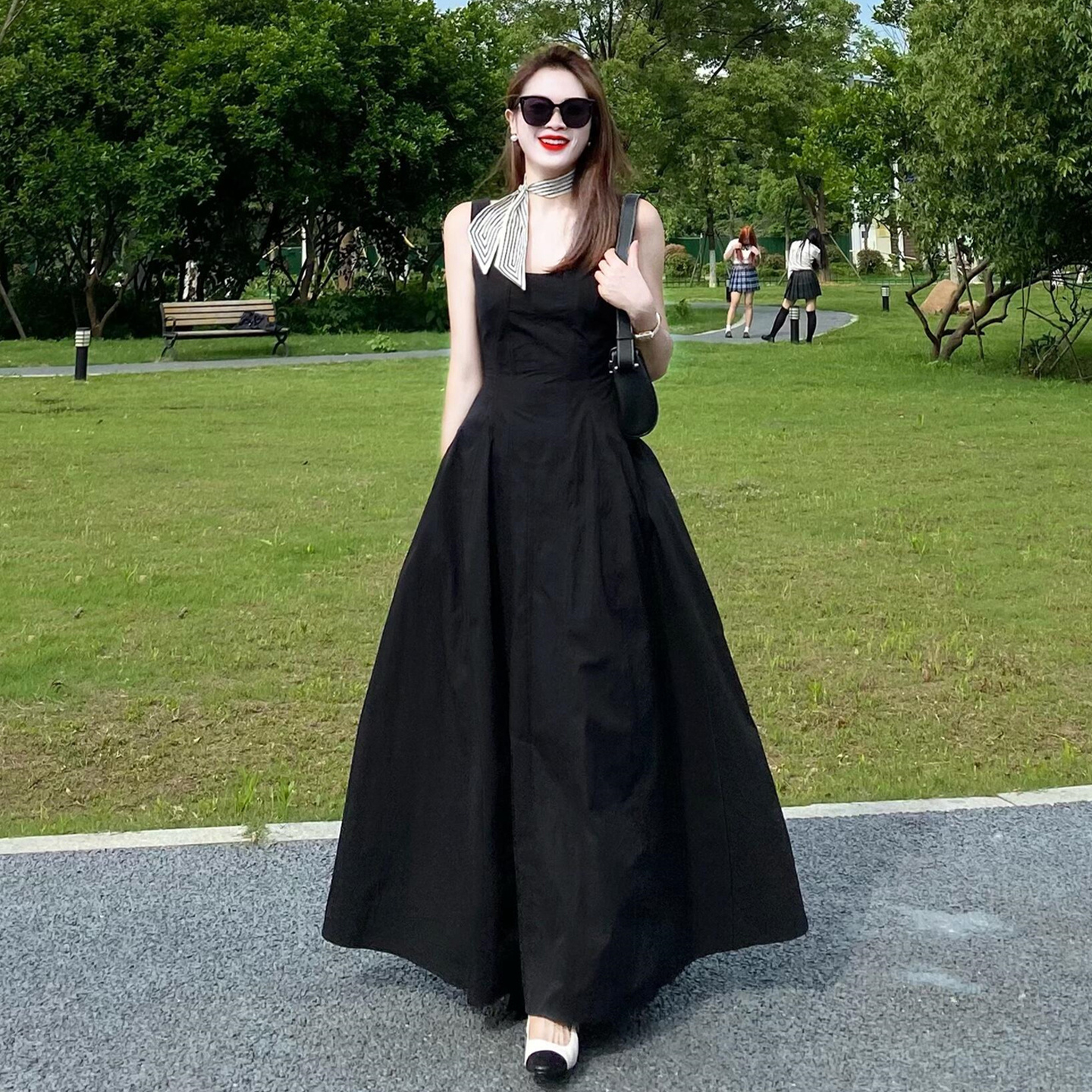 4910法式赫本风黑色吊带背心连衣裙女夏季2025新款高级感收腰长裙
