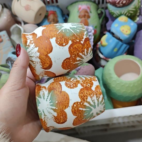 当场拍满15元发货不凑不发，花盆盆口不方不圆有针孔黑点是正常的，