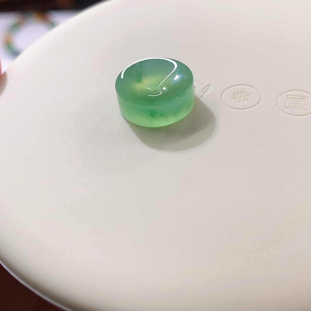 翡翠裸石起胶绿扣子