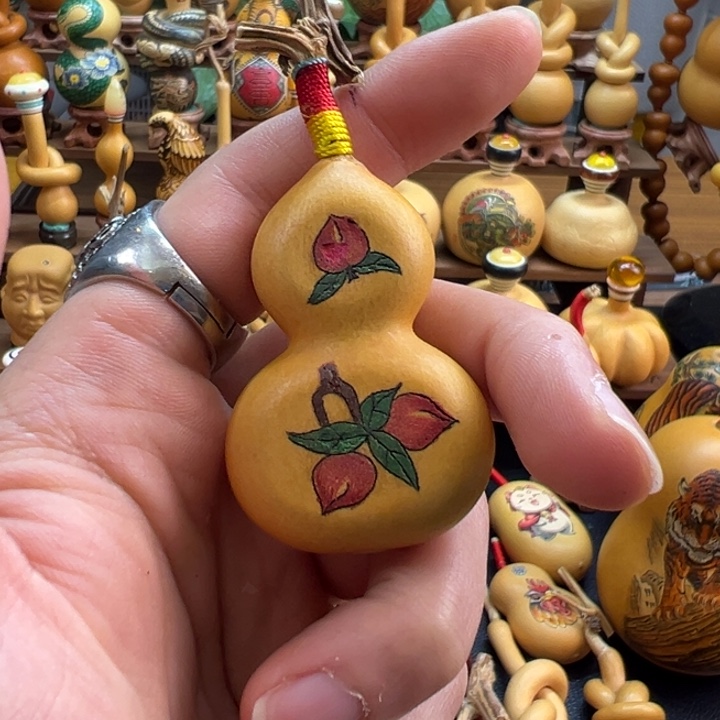 手工制作针刺桃子