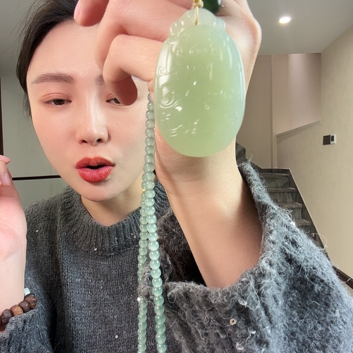 小***莉蛇纹石玉未镶嵌颈饰