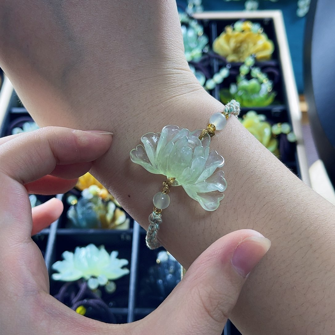 蛇纹石玉颈饰未镶嵌