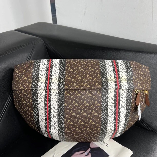 95新 BURBERRY/博柏利 捐金沉珠/超大胸包