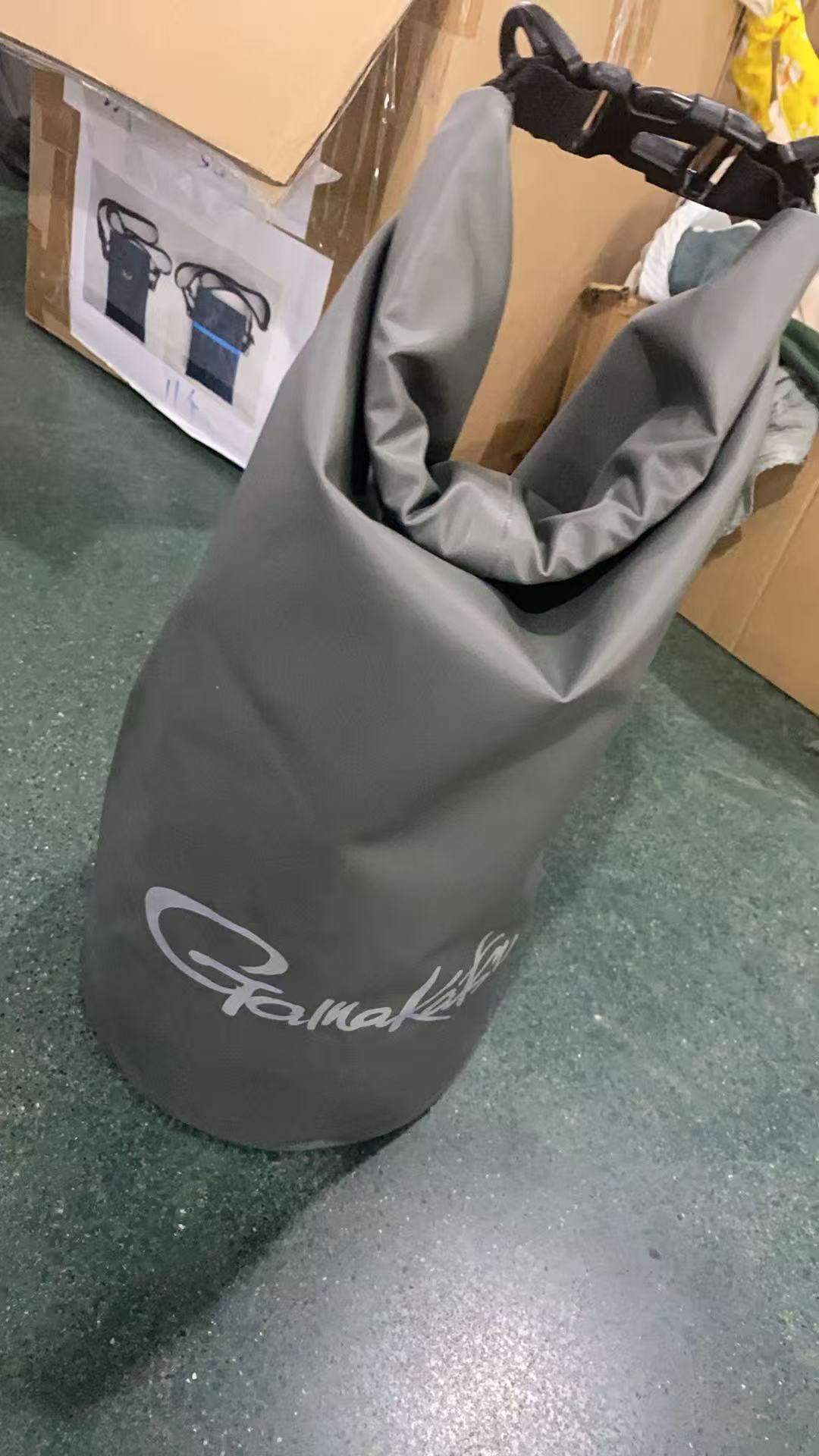 灰黑拼接跟屁虫多功能单肩包发1个