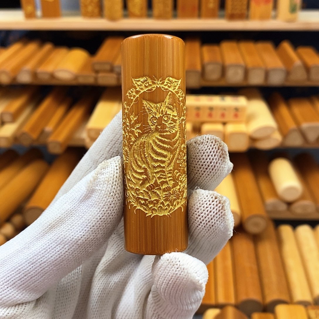 竹实心竹黄皮雕刻小猫